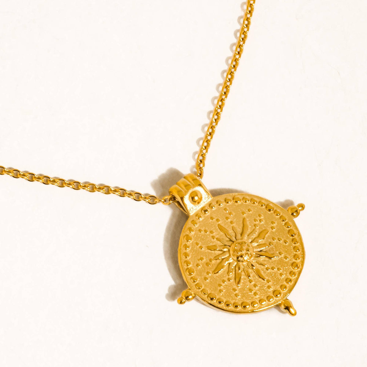 Béryl Medallion Pendant Necklace | 18K Yellow Gold