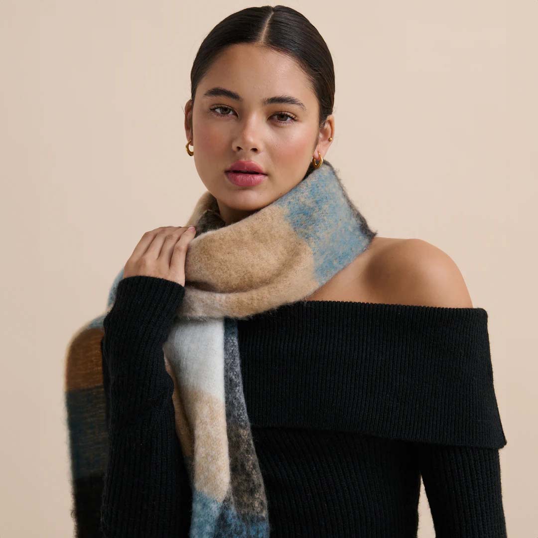 LINDY FLUFFY CHECKERED SCARF
