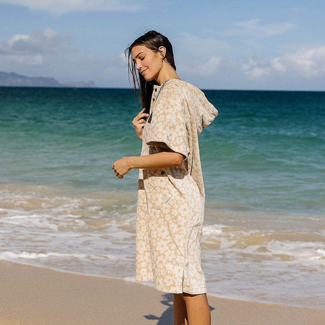 Ginny Extra-Warm Changing Poncho | Sandstone — supplier scene 3
