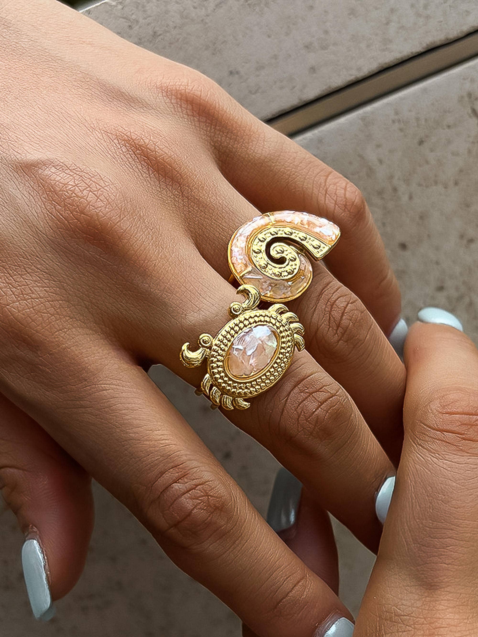 Shellnee Spiral Shell Ring | Yellow Gold