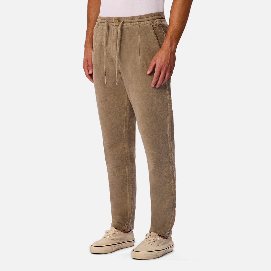 The Mallorca Pant in Mid Olive 27 — official image 03