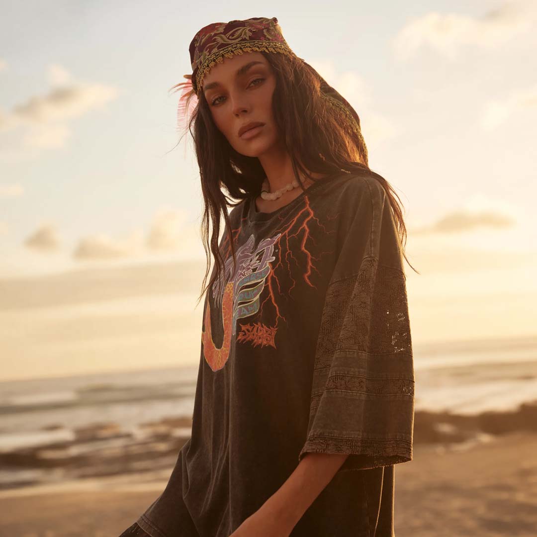Chase Your Dreams Lace Tee | Black