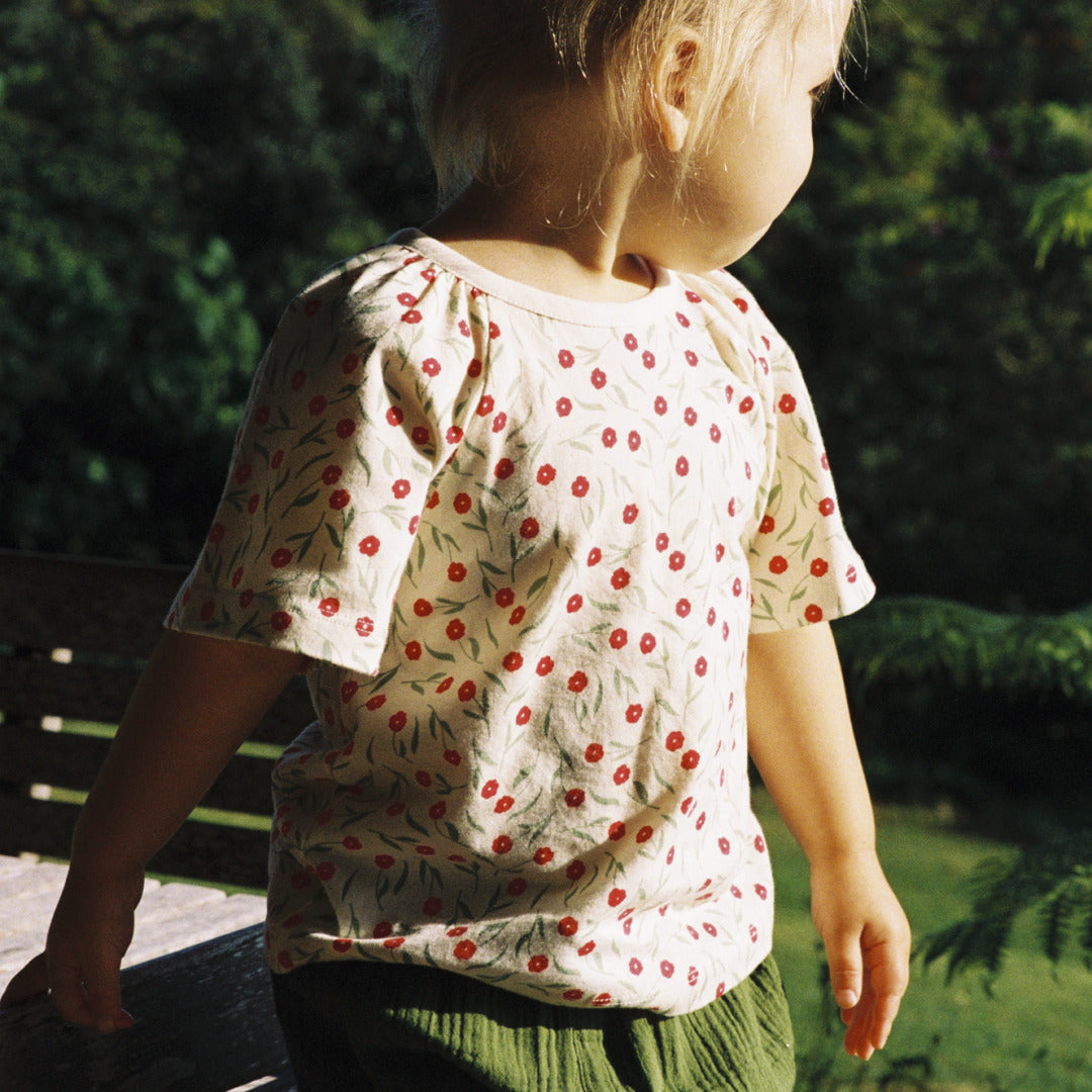 Faye Tee | Joiette Print — lifestyle view 1