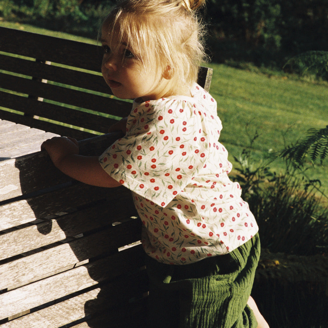 Faye Tee | Joiette Print — lifestyle view 2