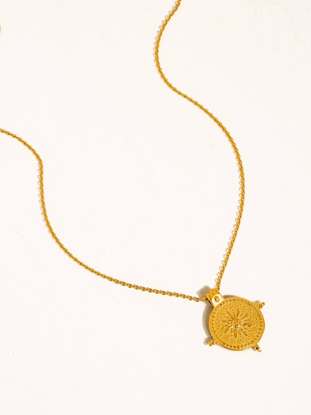 Béryl Medallion Pendant Necklace | 18K Yellow Gold