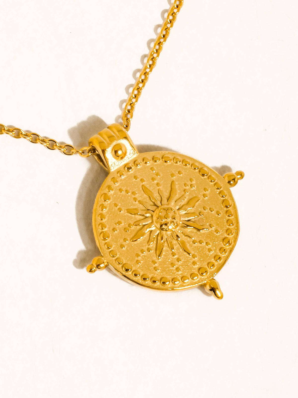 Béryl Medallion Pendant Necklace | 18K Yellow Gold