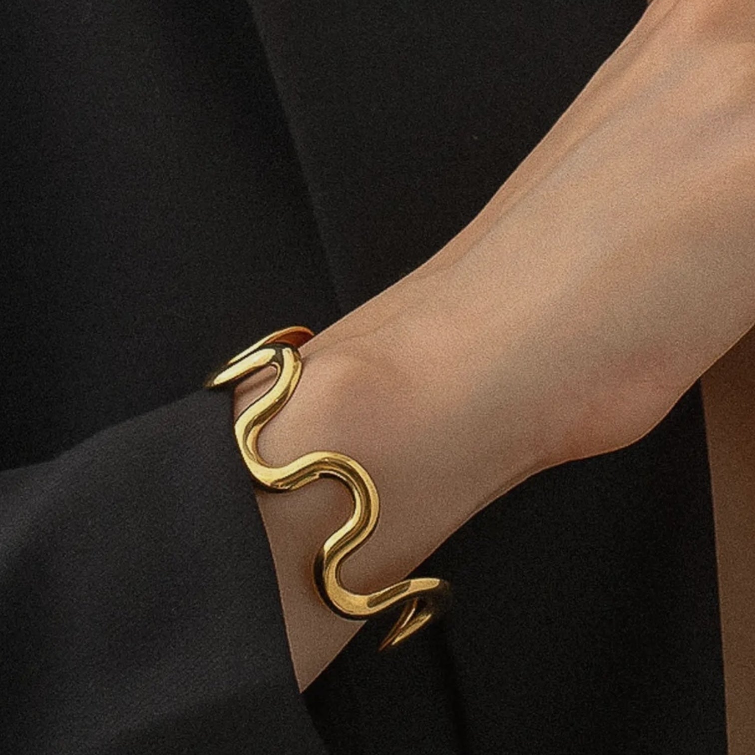 Félix 18K Gold Non-Tarnish Wavy Bold Statement Bracelet | Yellow Gold