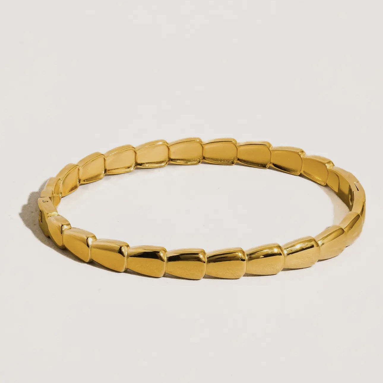 brae18k gold non-tarnish serpent bangle