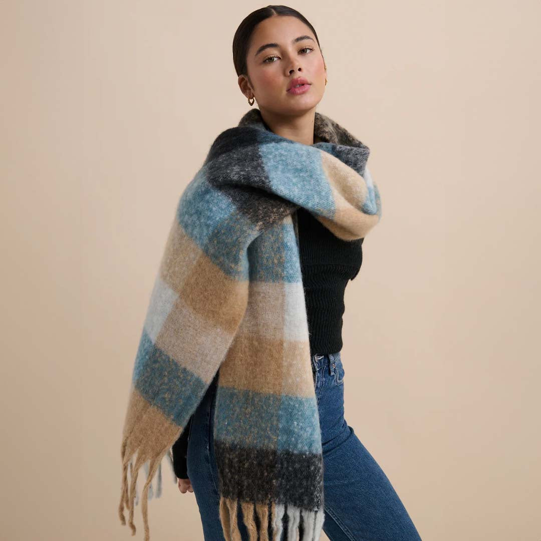 LINDY FLUFFY CHECKERED SCARF