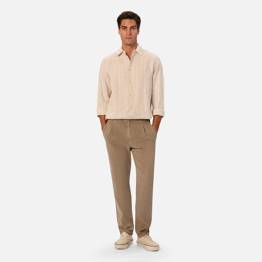 The Mallorca Pant in Mid Olive 27 — official image 02