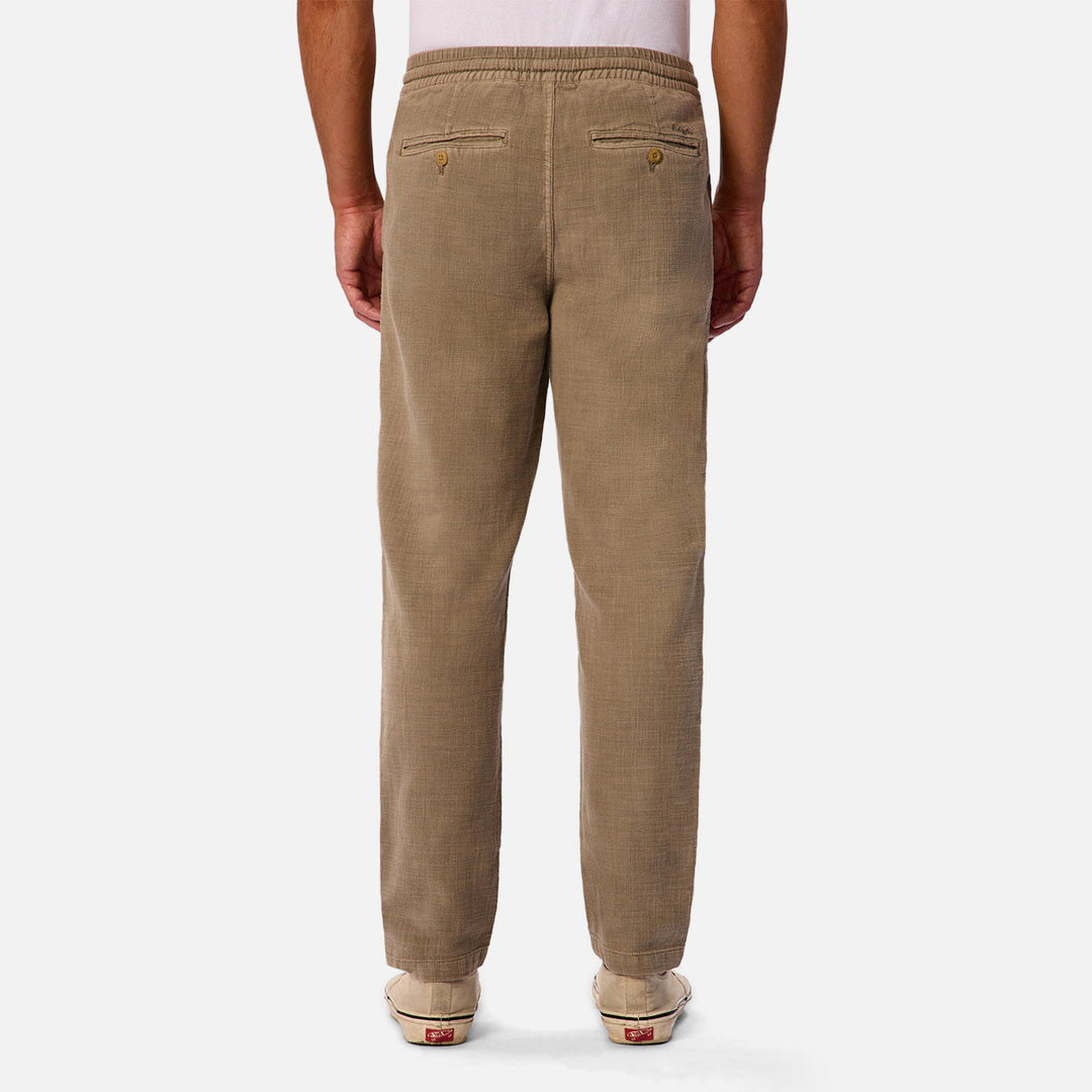 The Mallorca Pant in Mid Olive 27 — official image 04