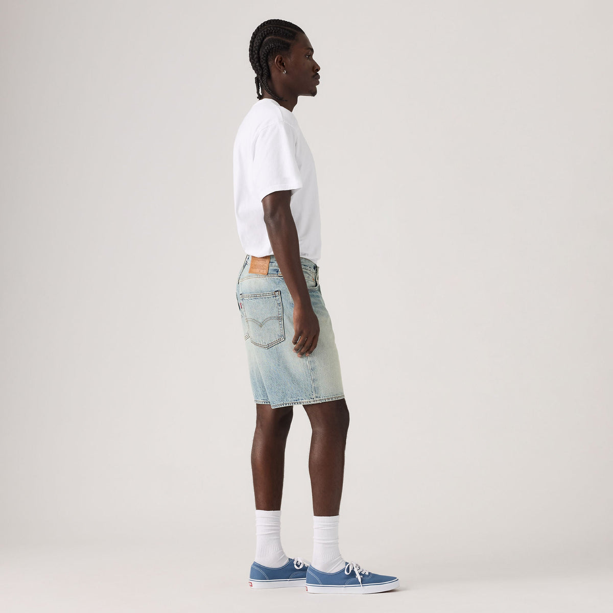 Levi’s 468 Loose Shorts Light Workout - Full-body on-model side
