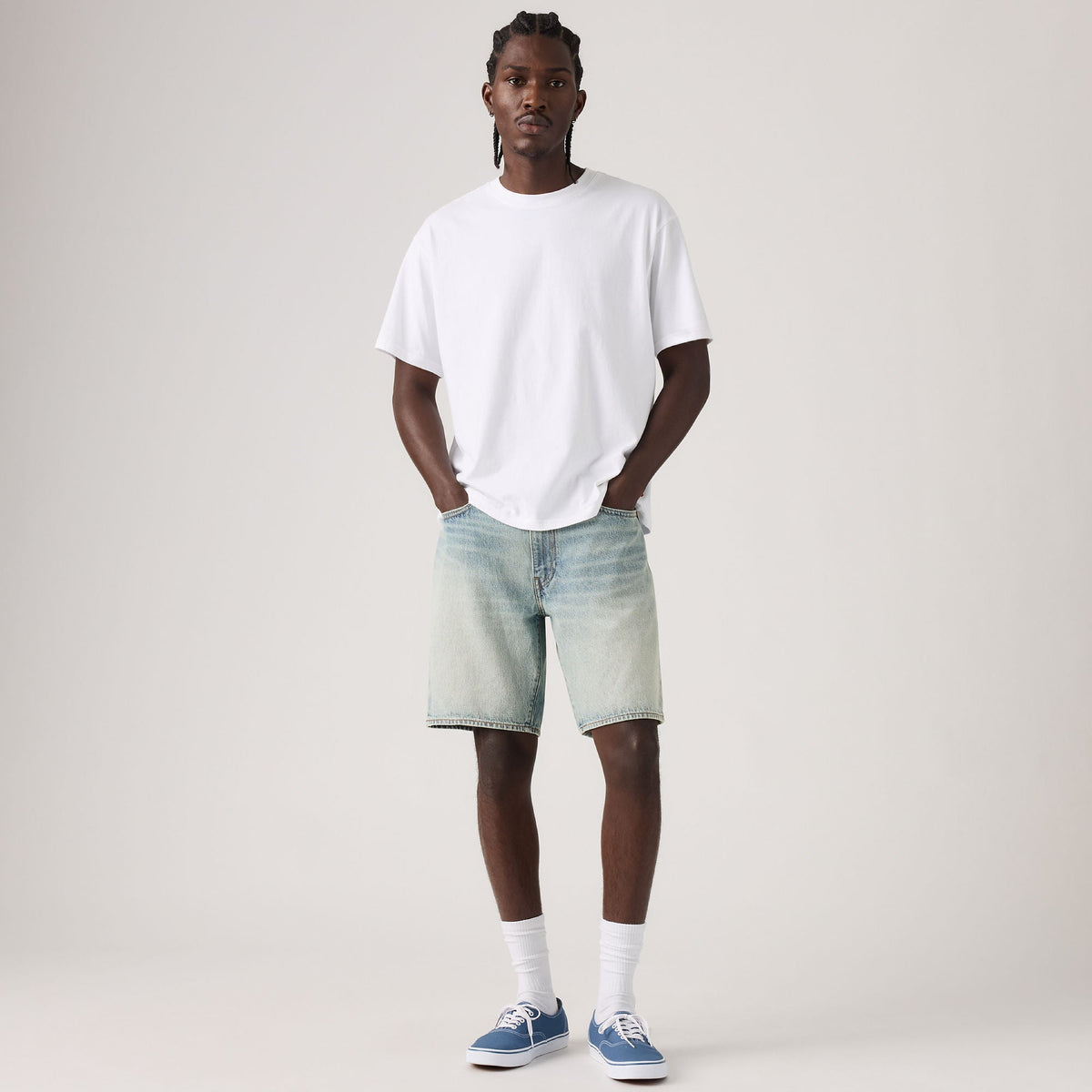 Levi’s 468 Loose Shorts Light Workout - Full-body on-model alternate front