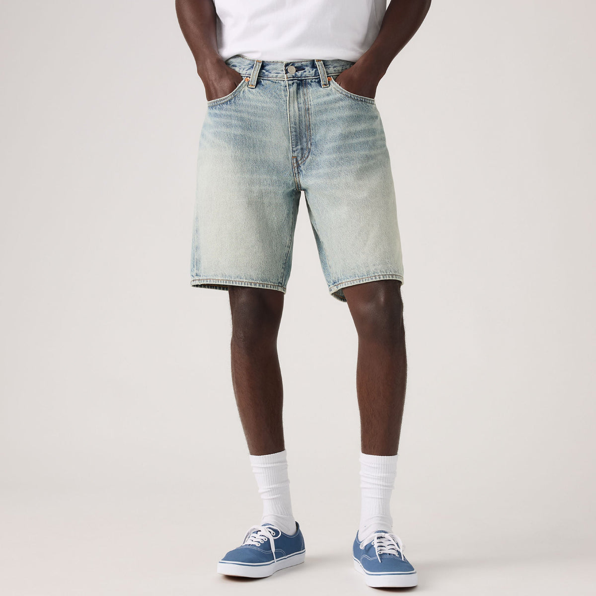 Levi’s 468 Loose Shorts Light Workout - On-model waist-to-foot front fit detail