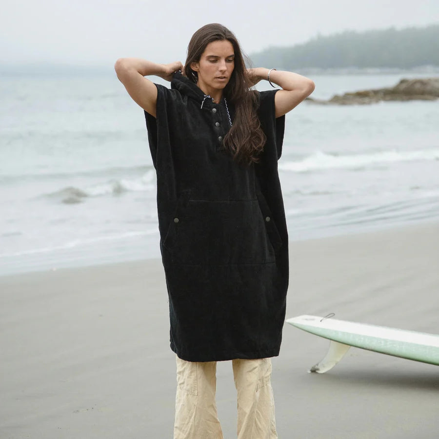 THE DIGS PONCHO | BLACK